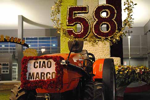 Marco Simoncelli - Un ultimo saluto floreale dai centauri di Bari per Marco Simoncelli width=